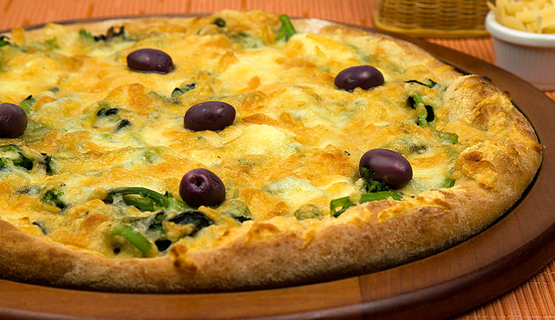 Pizza Brócolis a quatro queijos